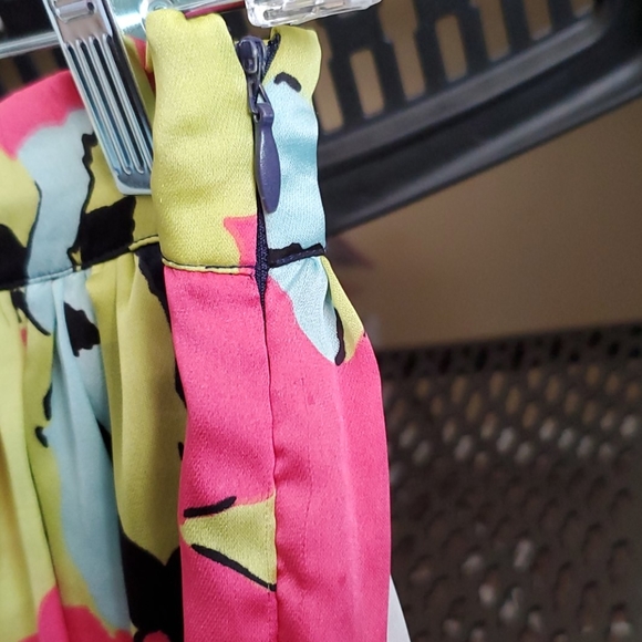 Forever 21 brand floral flowers skirt. - Picture 4 of 7